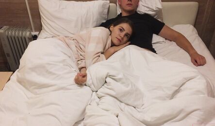 Русская милашка делает парню вечерний минет перед сном