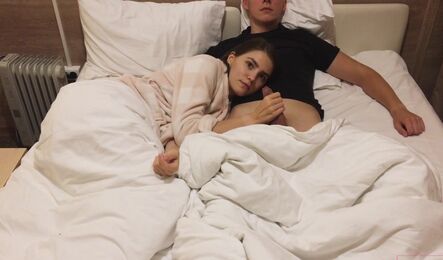 Русская милашка делает парню вечерний минет перед сном