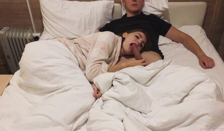 Русская милашка делает парню вечерний минет перед сном