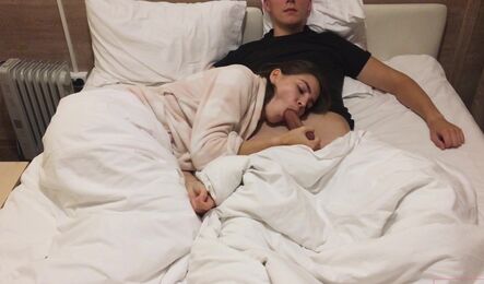 Русская милашка делает парню вечерний минет перед сном
