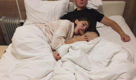 Русская милашка делает парню вечерний минет перед сном