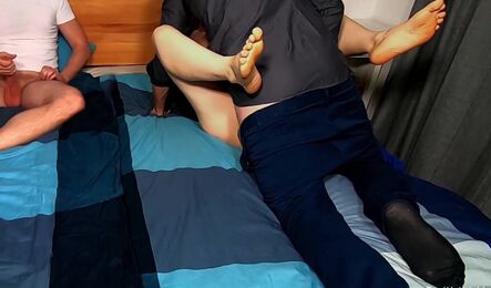 Опытный куколд пригласил соседа в гости на секс с женой!