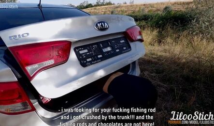 Девушка застряла в багажнике и занялась сексом на природе со сводным братом