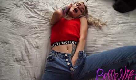 Заслужила на приятный подарок и дала в попу!