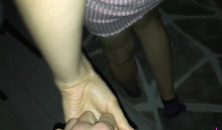 Заскочил к соседке на 5 минут и быстро трахнул, пока ее парня не было дома!