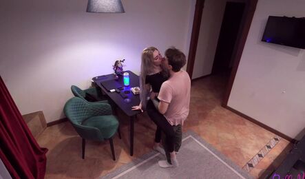 Девушка выпила и сразу захотела жесткого секса, не меньше чем парень