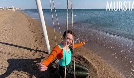 Знакомство на пляже с русской туристкой закончилось сексом на диване