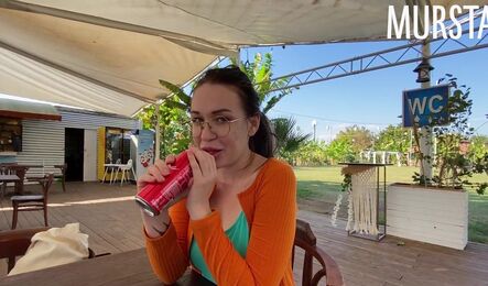 Знакомство на пляже с русской туристкой закончилось сексом на диване