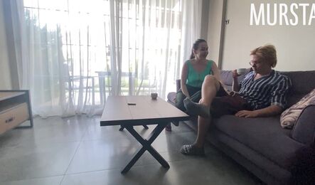 Знакомство на пляже с русской туристкой закончилось сексом на диване