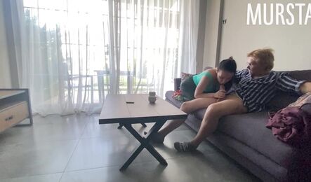 Знакомство на пляже с русской туристкой закончилось сексом на диване