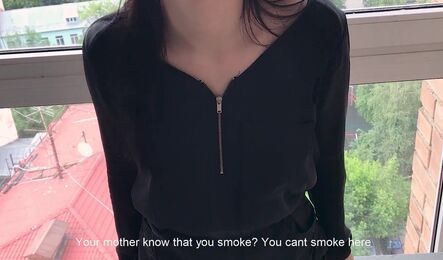Застукал девушку с сигаретами в подьезде