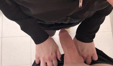 Застукал девушку с сигаретами в подьезде