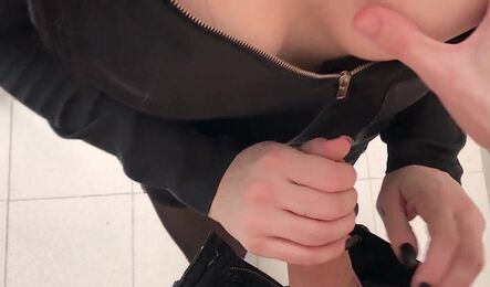 Застукал девушку с сигаретами в подьезде