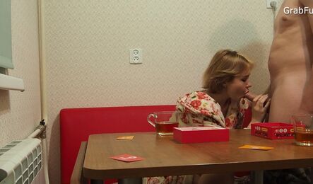 Зашла к соседу на кухню, выпила чаю и трахнулась!