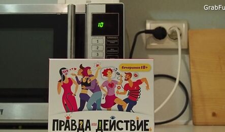 Зашла к соседу на кухню, выпила чаю и трахнулась!