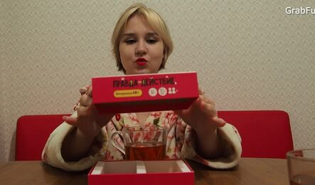 Зашла к соседу на кухню, выпила чаю и трахнулась!