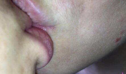 Впустил домой погреться молодую подругу и обеспечил себе секс!