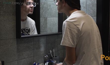 Увидел, как девушка принимает ванную и решил присоидениться