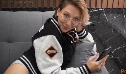 Просто смотрела Ютьюб, пока парень не подкатил