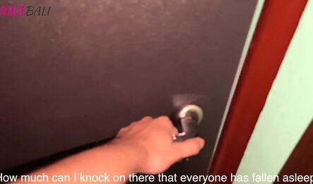 Зашел к соседку в комнату и довел ее до оргазма