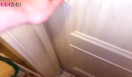 Зашел к соседку в комнату и довел ее до оргазма