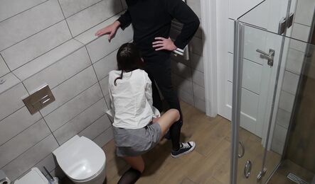 Студентка выпила на вписке и захотела секса в тупалете