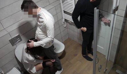 Студентка выпила на вписке и захотела секса в тупалете