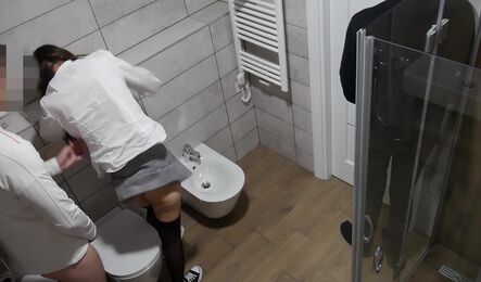 Студентка выпила на вписке и захотела секса в тупалете