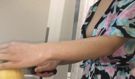 Соблазнила на секс перед завтраком и парень не отказался