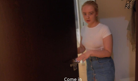 Русская студентка соблазнила доставщика на секс