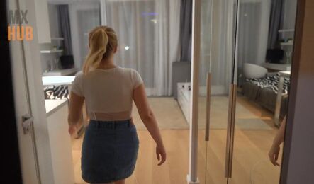 Русская студентка соблазнила доставщика на секс