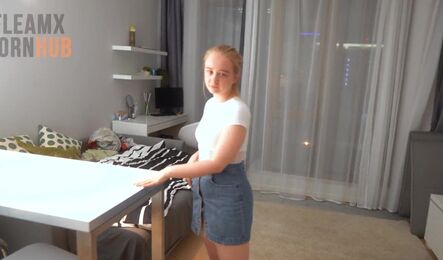 Русская студентка соблазнила доставщика на секс