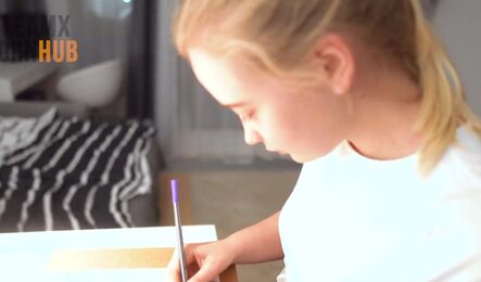 Русская студентка соблазнила доставщика на секс