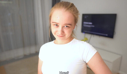 Русская студентка соблазнила доставщика на секс