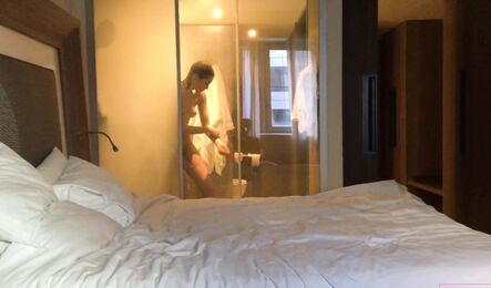 Девушка вышла из душа, а парень уже хочет секса!