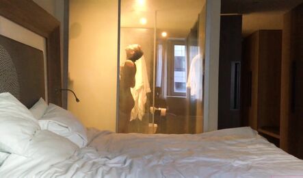 Девушка вышла из душа, а парень уже хочет секса!