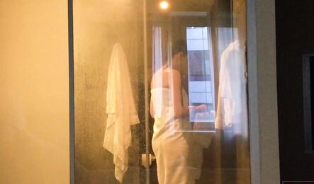 Девушка вышла из душа, а парень уже хочет секса!