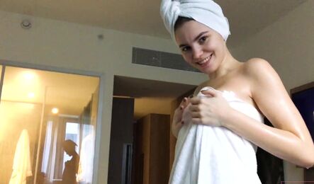 Девушка вышла из душа, а парень уже хочет секса!