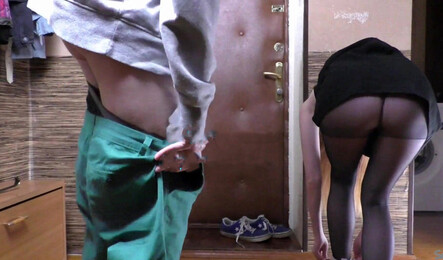 Как сводная сестра дала порвать на себе колготки