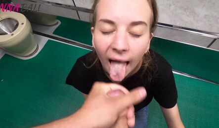 Неловкий случай в поезде закончился сексом с русской незнакомкой