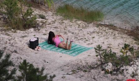 Секс на природе с молодой девушкой с классной фигурой