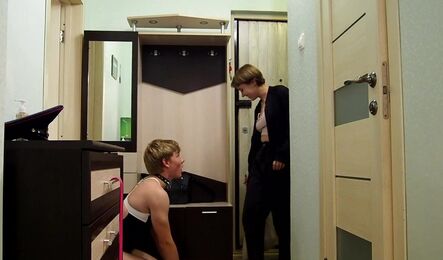 Свиду скромная русская милашка знает как возбудить русского мужчину