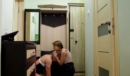 Свиду скромная русская милашка знает как возбудить русского мужчину