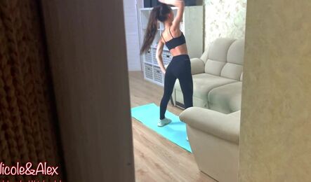 Превратила утреннюю разминку в секс с кремпаем