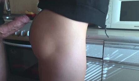 Анал с женой соседа на кухне