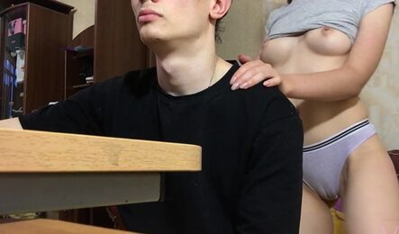 Подруга захотела секс и потянула парня в кровать