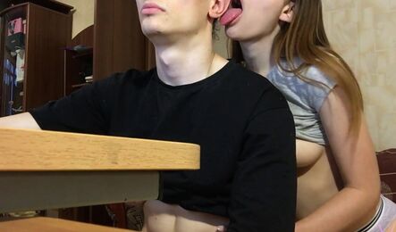 Подруга захотела секс и потянула парня в кровать