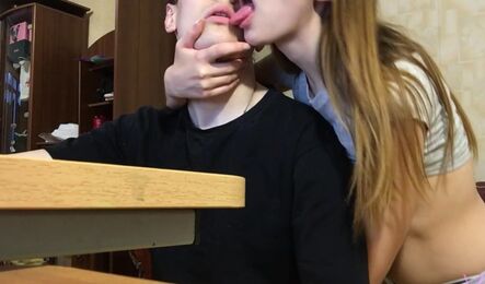 Подруга захотела секс и потянула парня в кровать