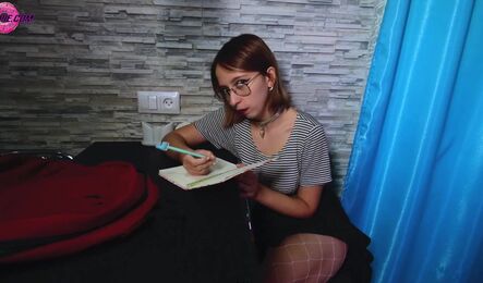 Сводная сестра спалилась со своим вибратором, за то теперь он ей не нужен