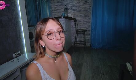 Сводная сестра спалилась со своим вибратором, за то теперь он ей не нужен